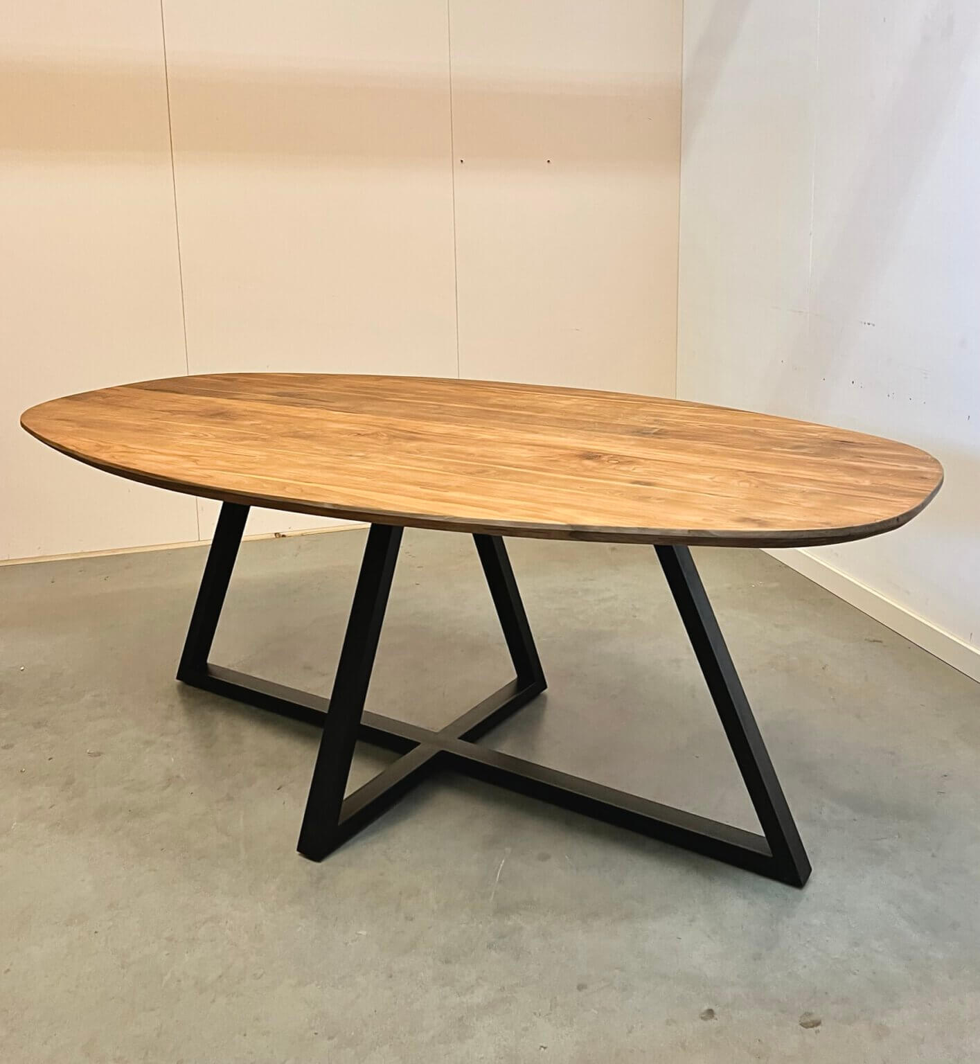 Ronde Teakhouten Tafel Met Kruispoot Indoteak