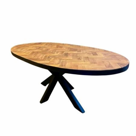 ovale teaktafel met visgraat motief stalen kruispoot