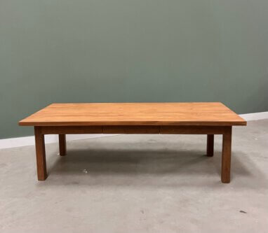 Moderne eenvoudige salontafel