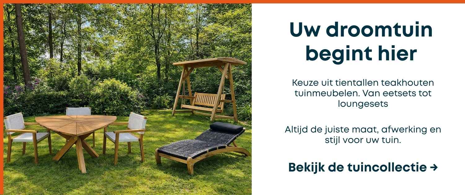 Teakhouten tuintafel met stoelen, een houten schommelbank en een zwarte ligstoel op een groen gazon omringd door bomen en bloeiende struiken