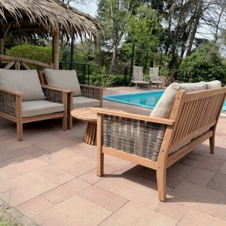 Complete teakhouten loungeset met tafel en banken – stijlvolle tuinset bij zwembad