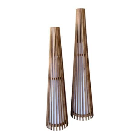 Moderne vloerlamp Java van massief teakhout passend in een Japandi interieur