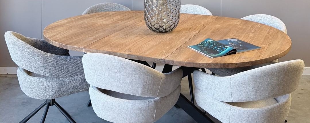 ronde-uitschuifbare-teakhouten-eetkamer-tafel-indoteak-07 Gestylde ronde uitschuifbare eettafel van teakhout met eetkamerstoelen